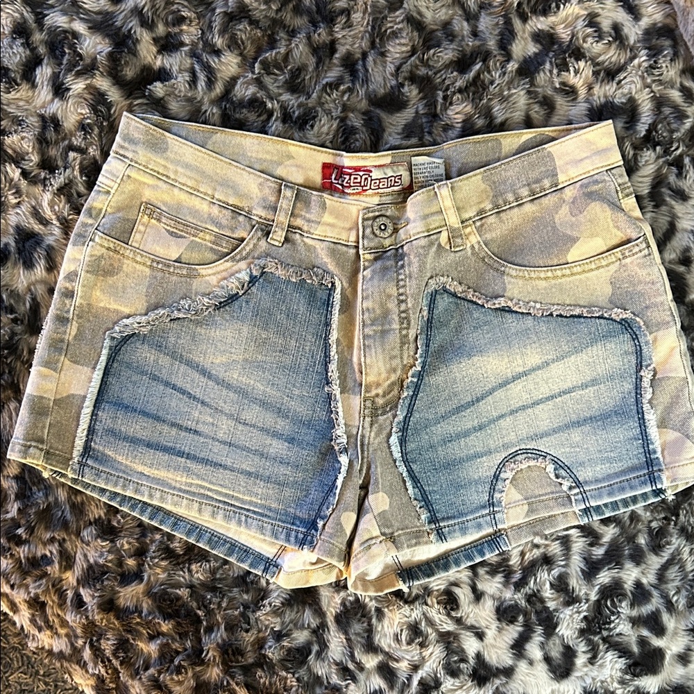 Lazerjeans Camouflage Denim Shorts with Jean patchwork detail - Picture 6 of 16